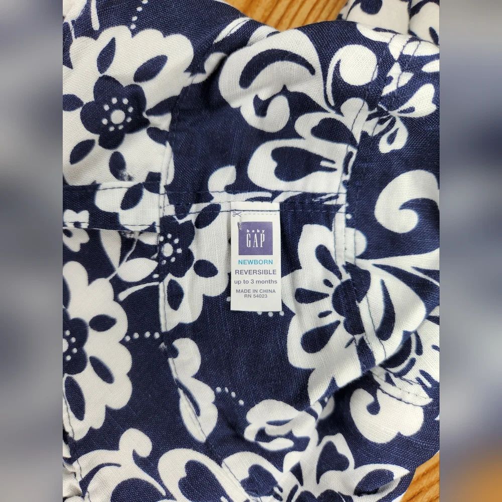 Baby GAP Blue‎ and White Hawaiian Style Romper with Matching Reversible Hat 3-6M